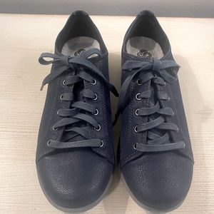 2/$35 Clarks Cloudsteppers Navy Sneakers Shoes 6.5